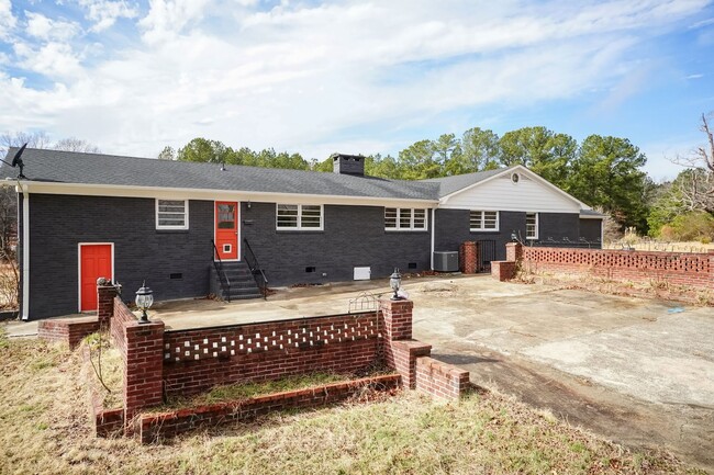 Building Photo - Huge Four Bedroom Home!