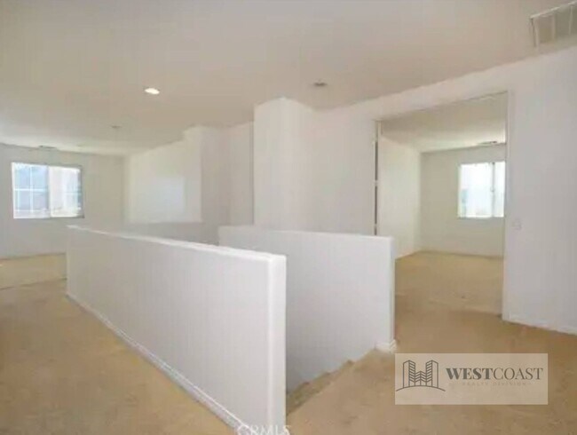 Building Photo - ROSETTA CANYON Gem!- 4 Bedroom 3 bath plus large bonus room.