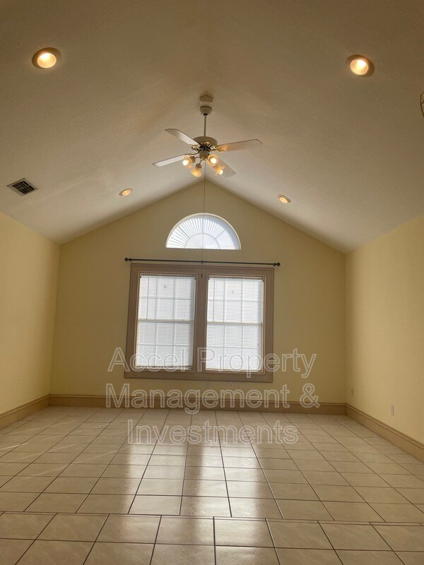 Building Photo - 512 Xanthisma Ave