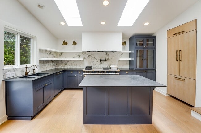 Building Photo - Immaculate Tudor