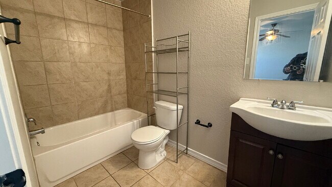 Building Photo - Spacious 3 Bed / 2.5 Bath Townhome in Quiet North Side Community