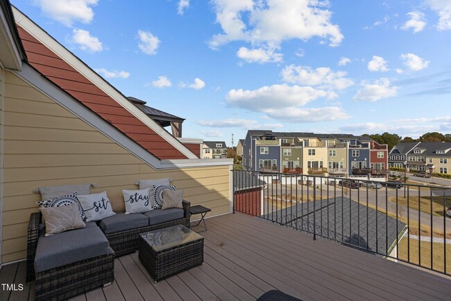 Building Photo - 3 Bedroom Townhome with Rooftop Terrace in...