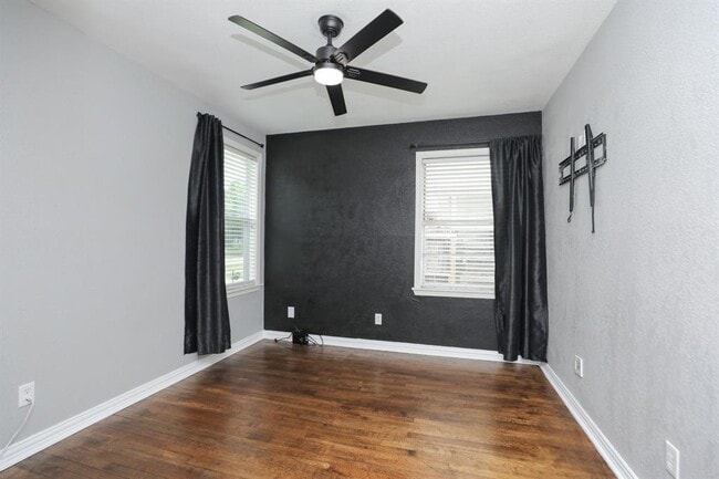 Building Photo - 3218 Cedarcrest Dr