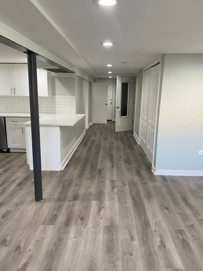 Building Photo - 5530 N Mango Ave