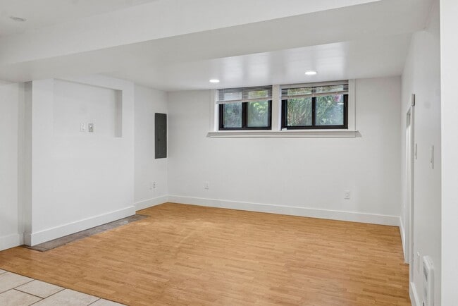 Building Photo - Bright Cozy Home w/ Deck & Yard Near Des M...