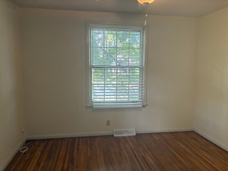 Building Photo - 804 Crescent Hill Rd