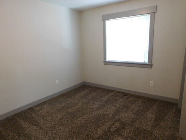 Building Photo - 3Bd/2Ba Single Story Home - Available Soon!