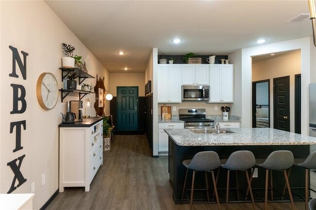 Building Photo - 648 Jennifer Wy