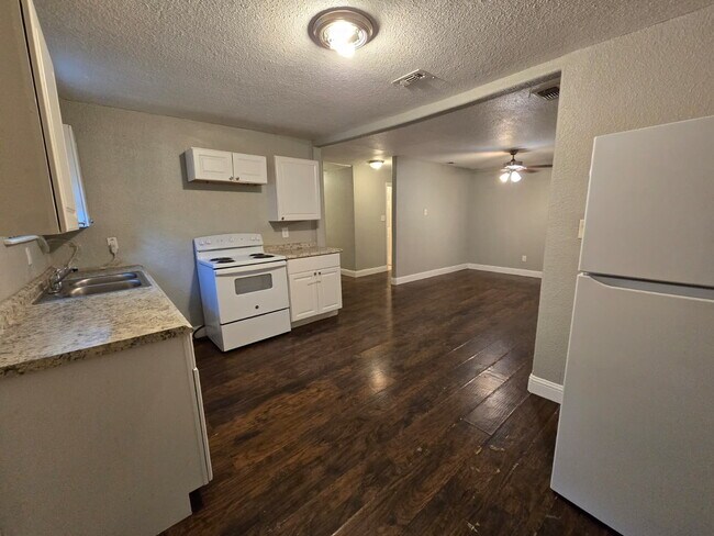 Building Photo - "Charming 2-Bed Duplex Retreat with Full Bath on Commercial Avenue – 842 Sq Ft of Cozy Living in ...