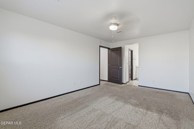 Building Photo - 13817 Summer View Ave