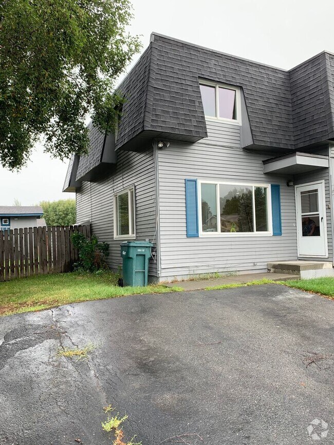 Building Photo - 6900