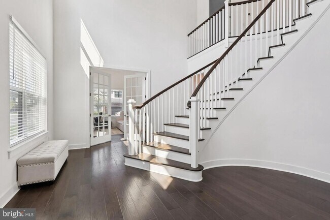 Building Photo - 2 Dogleg Ln