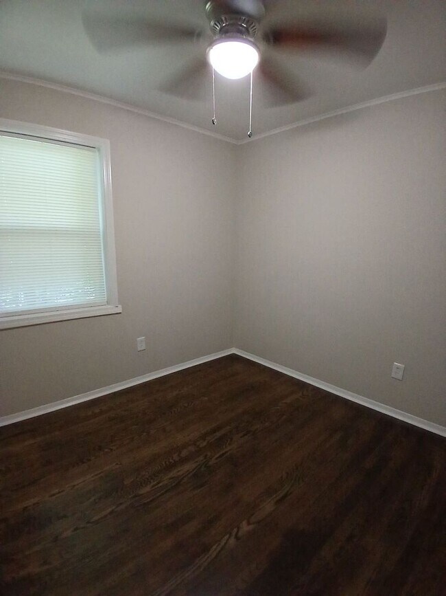 Building Photo - Beautifully Renovated 2 bedroom apartment ...