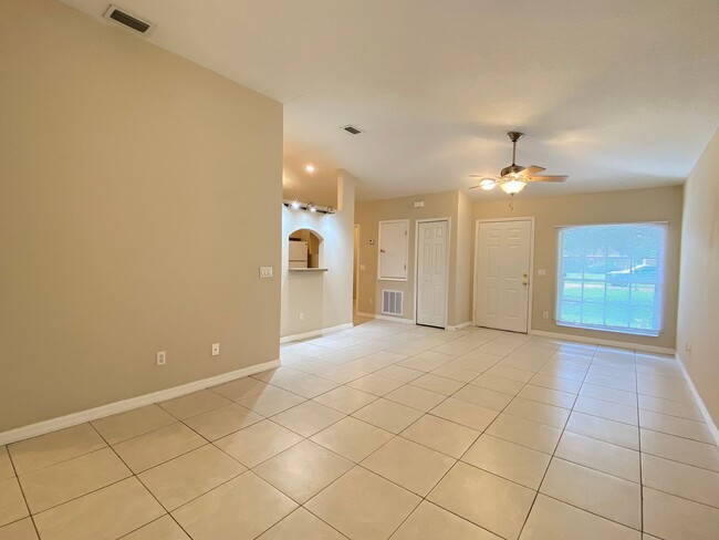 Building Photo - 2 Bedroom, 2 Bath Duplex with 1 Car Garage...