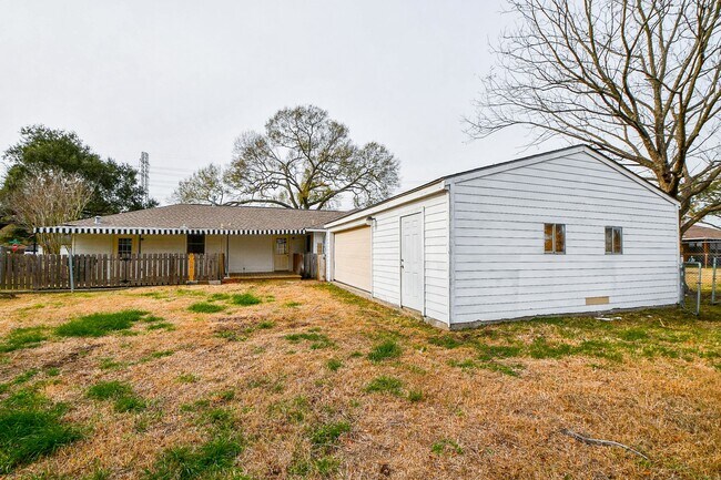 Building Photo - 919 Forest Oaks Dr