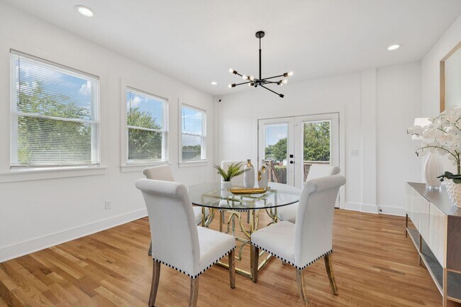 Building Photo - Beautifully Remodeled Home Just Minutes From Downtown Nashville