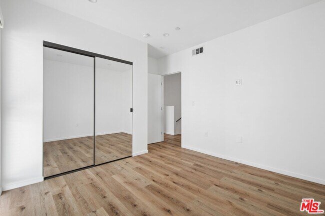 Building Photo - 662 N Mariposa Ave