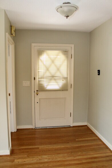 Building Photo - 8025-8027 SW Northvale Wy