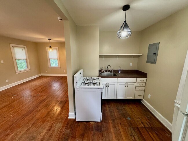 Building Photo - 1706 Cowling Ave
