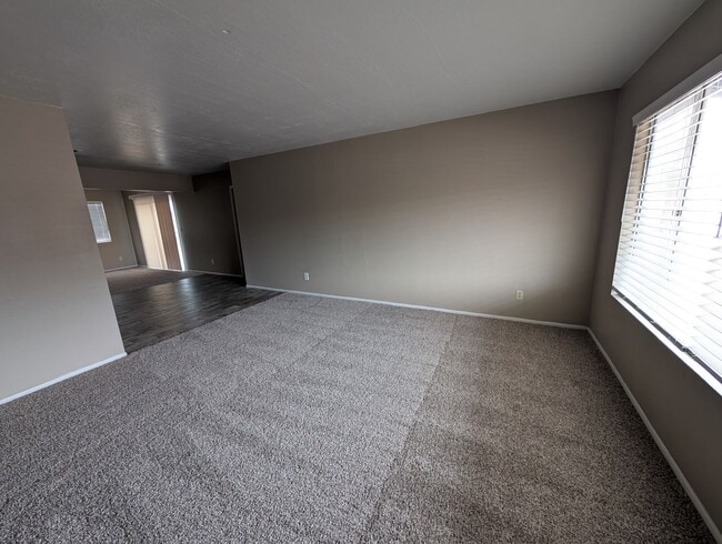 Building Photo - 3 bedroom 2 Bathroom Home