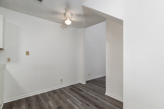 Building Photo - 801 Burcale Rd