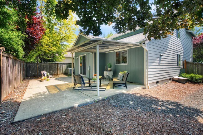 Building Photo - Main floor master - A/C home with 4 bedrooms formal living/dining and great room! Olympia School ...