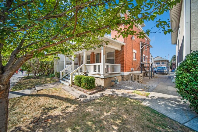 Building Photo - Massive 10 Bedroom Newly Renovated House P...