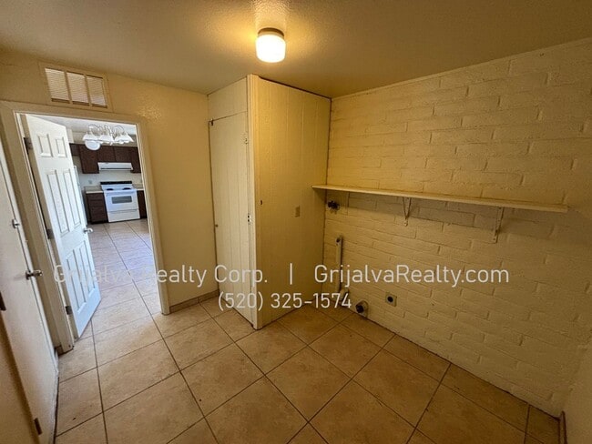 Building Photo - Beautiful 3 Bedroom, 2 Bath Eastside House (Escalante/Camino Seco)