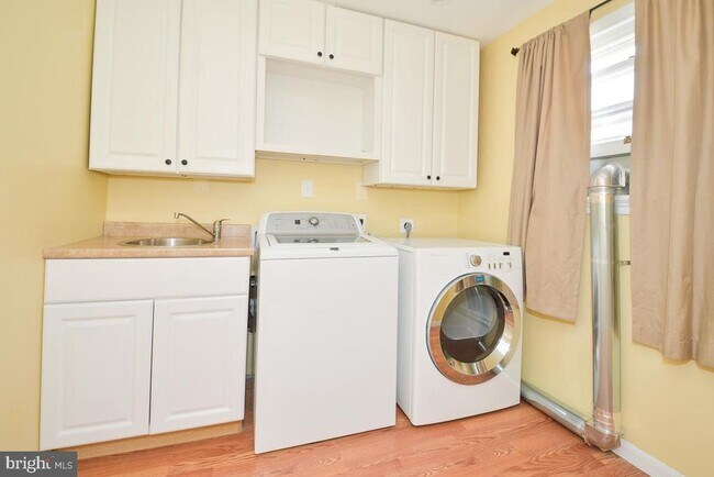 Building Photo - 3035 Hazelton St