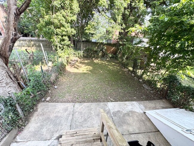 Building Photo - 3 Bedroom Townhome