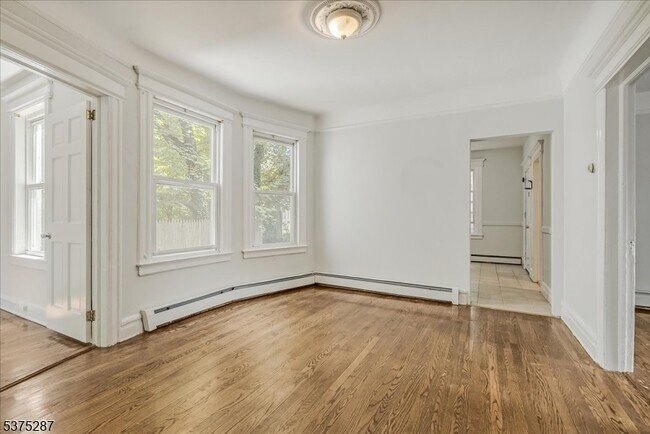Building Photo - 132 Roseland Ave