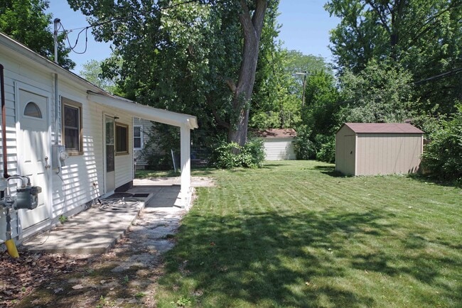 Building Photo - 1052 N Maple Rd