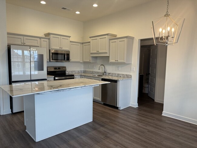 Building Photo - Beautiful 4-bedroom 3 full bathroom home i...