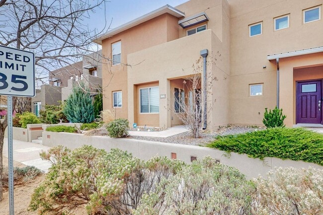 Building Photo - 3 bedroom, 2 1/2 Bath Pulte Ocotillo Model Home