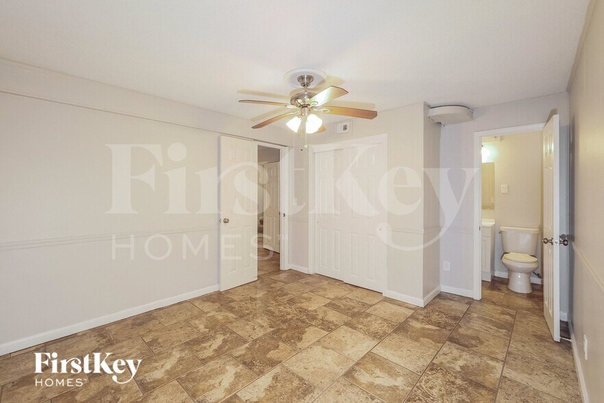 Building Photo - 8728 Everett St