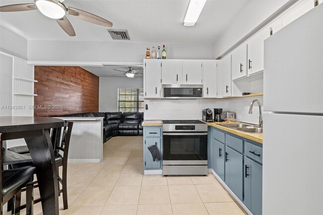 Building Photo - 206 SE 5th St