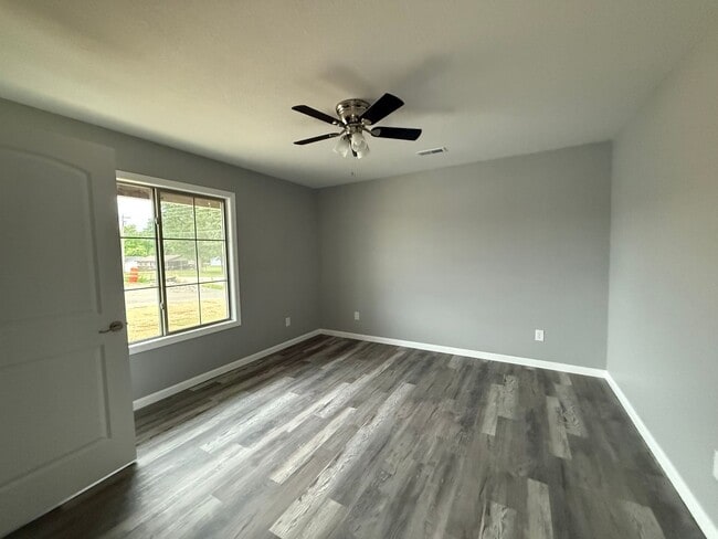 Building Photo - New 3 bedroom, 2 bath home for lease - Poplar Bluff MO