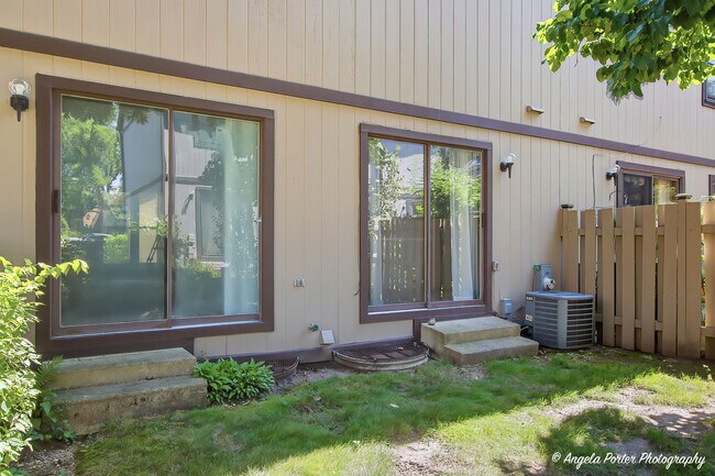 Building Photo - 246 Shadow Bend Dr