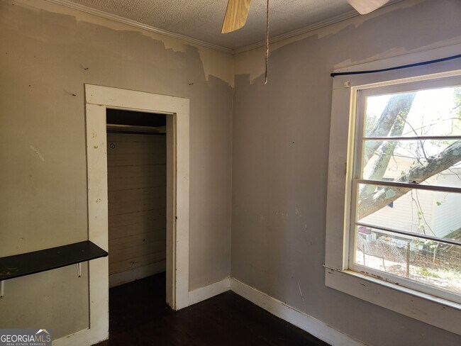 Building Photo - 631 Davis Ave