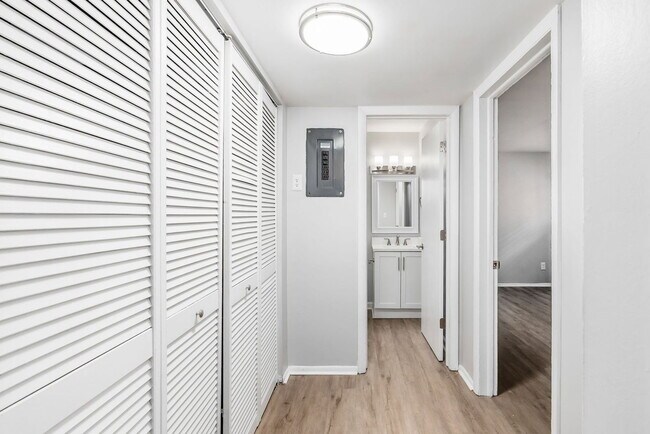 Building Photo - 611 Riverview Dr