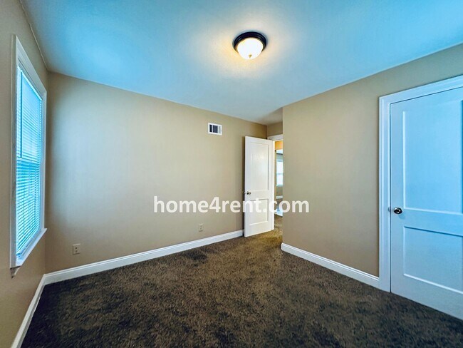 Building Photo - Adorable Ranch in Roeland Park w/ Wood Flo...