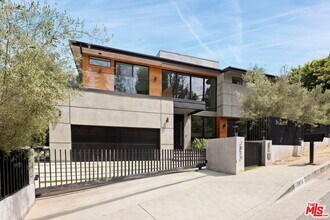 Building Photo - 2814 Roscomare Rd