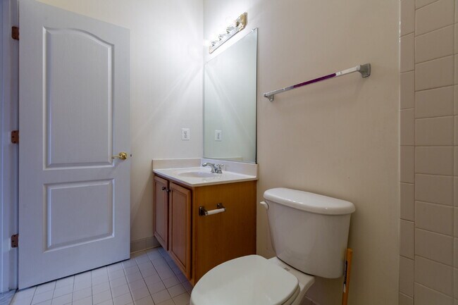 Building Photo - Spacious, Light-Filled Home in the Desirable Broadlands