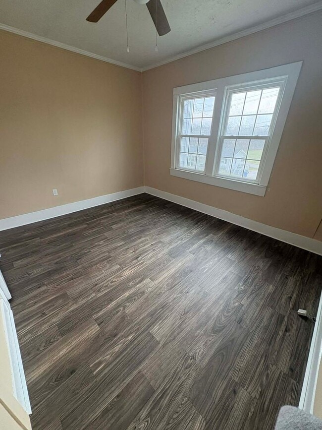 Building Photo - Clean, Cozy Home!