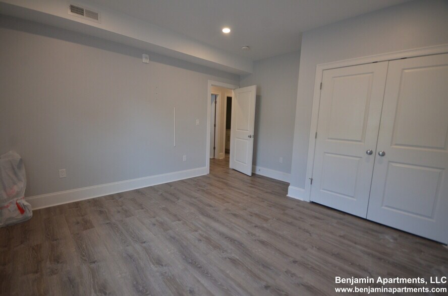 Building Photo - 120 Kenrick St