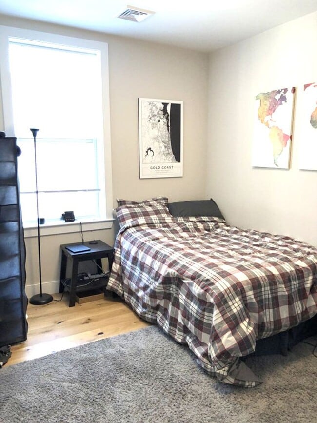 Building Photo - Room Available in Modern 2BR Condo – Jeffr...
