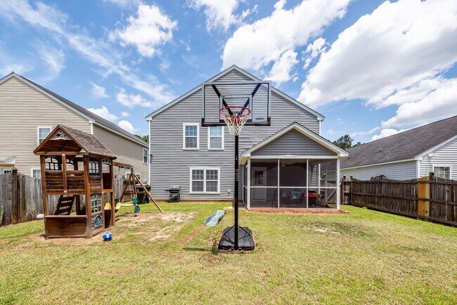 Building Photo - 5 Bedroom 3 Bath Home in Moss Grove Planta...