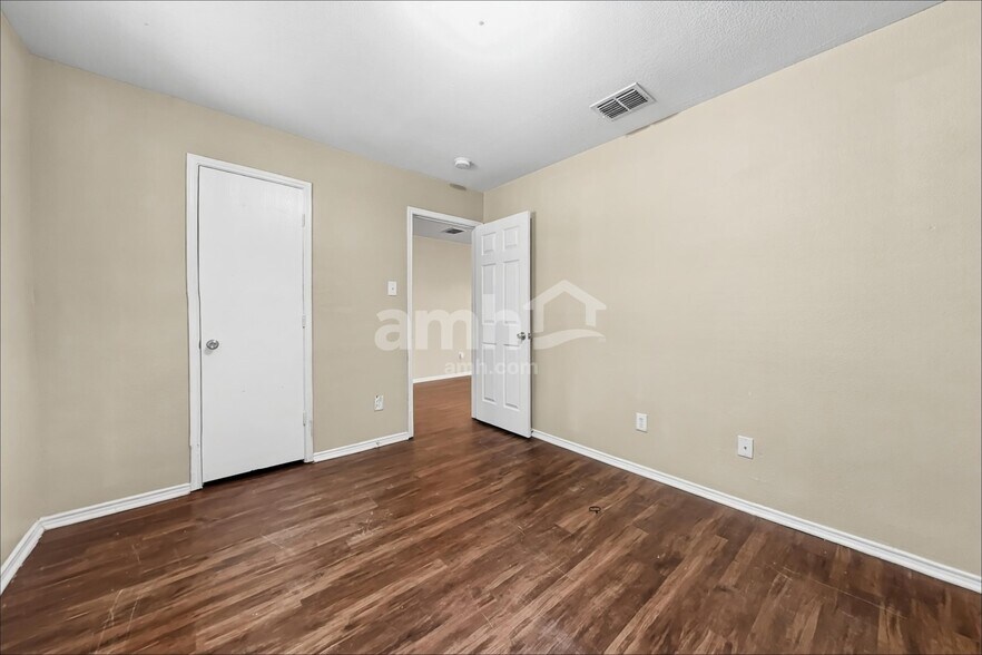 Building Photo - 1120 Boxwood Dr