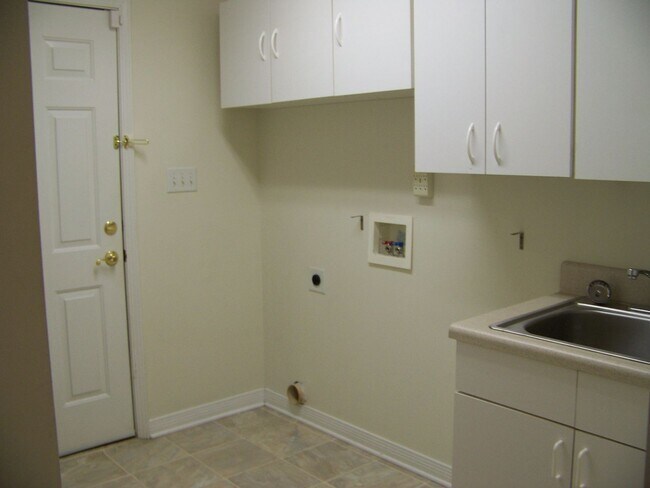 Building Photo - Beautiful 4-Bedroom Home - Heather Oaks