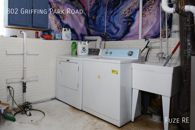 Building Photo - 802 Griffing Park Rd